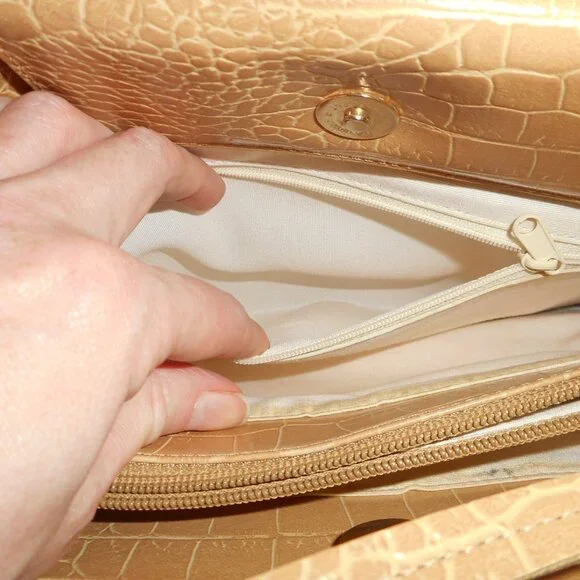 Vintage Guess handbag in camel color crocodile like pattern - Picture 7 of 9